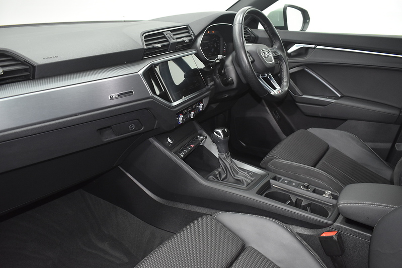 Audi Q3 TFSI CoD S line - U6300