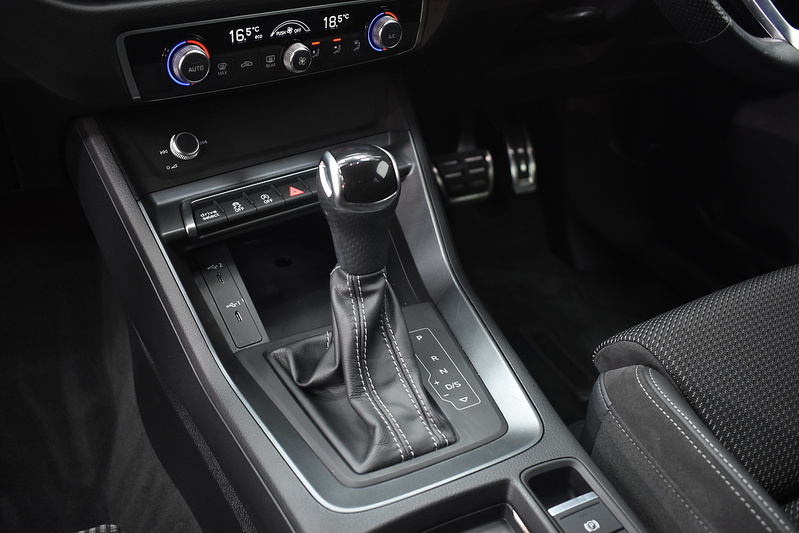 Audi Q3 TFSI CoD S line - U6300