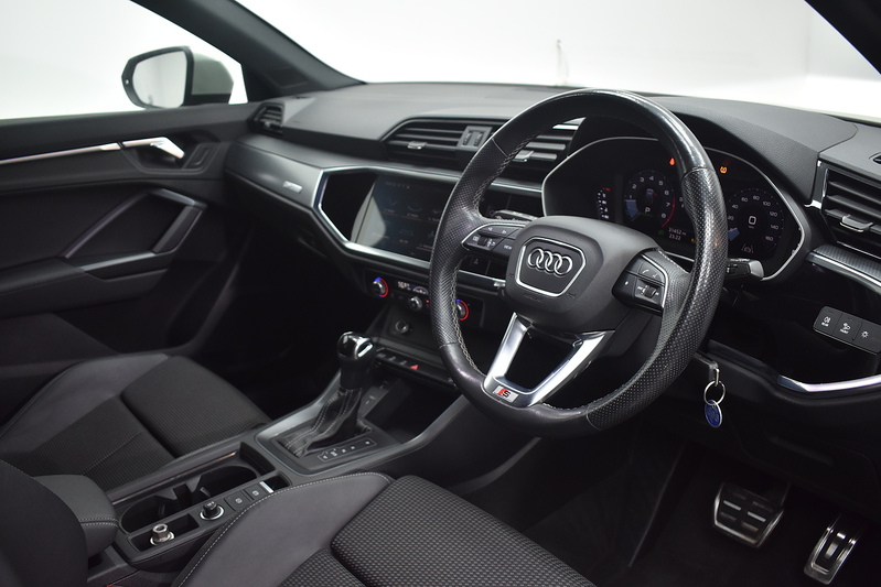 Audi Q3 TFSI CoD S line - U6300