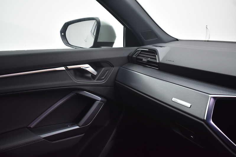 Audi Q3 TFSI CoD S line - U6300