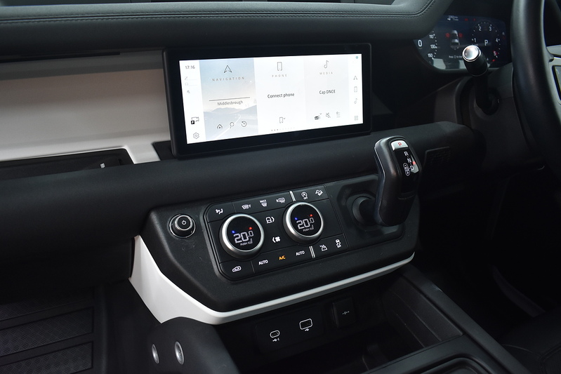 Land Rover Defender 90 D200 MHEV S - U6305