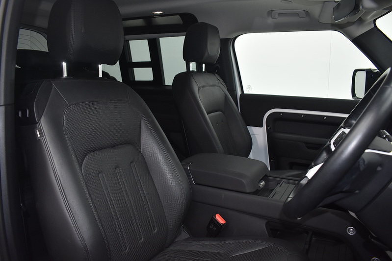 Land Rover Defender 90 D200 MHEV S - U6305