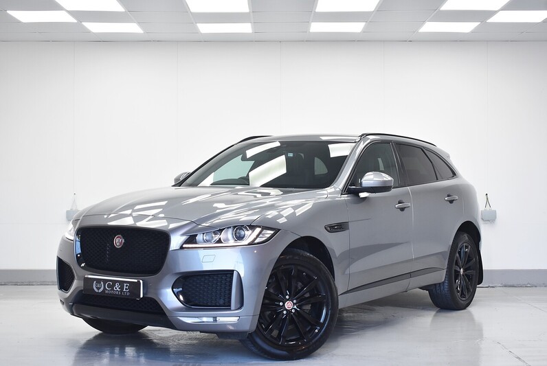 Jaguar F-PACE D180 Chequered Flag - U6315