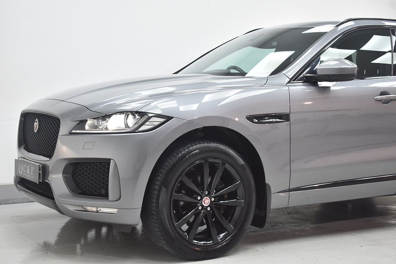 Jaguar F-PACE D180 Chequered Flag - U6315