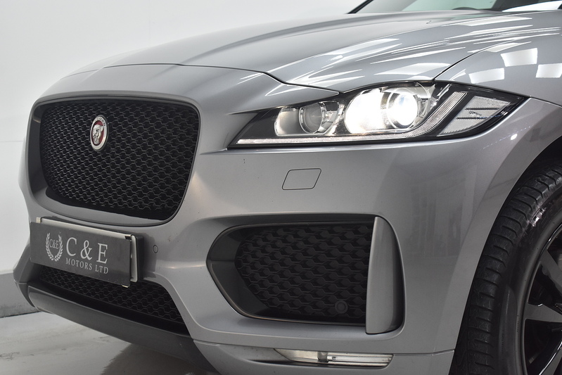 Jaguar F-PACE D180 Chequered Flag - U6315