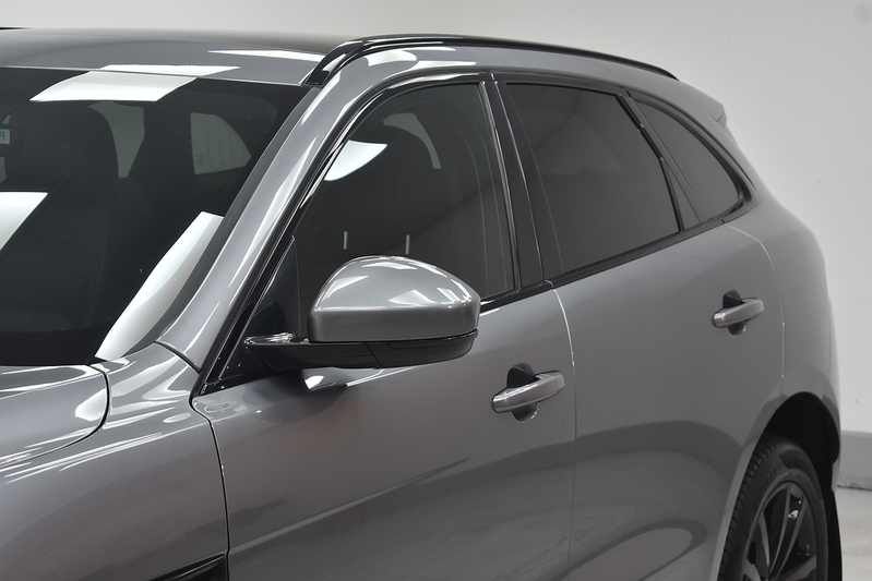 Jaguar F-PACE D180 Chequered Flag - U6315