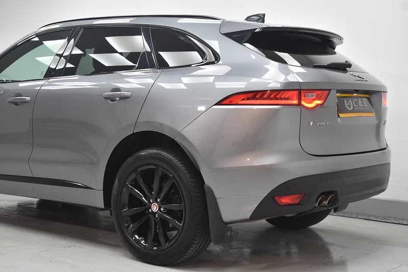 Jaguar F-PACE D180 Chequered Flag - U6315