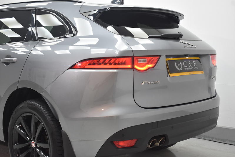 Jaguar F-PACE D180 Chequered Flag - U6315