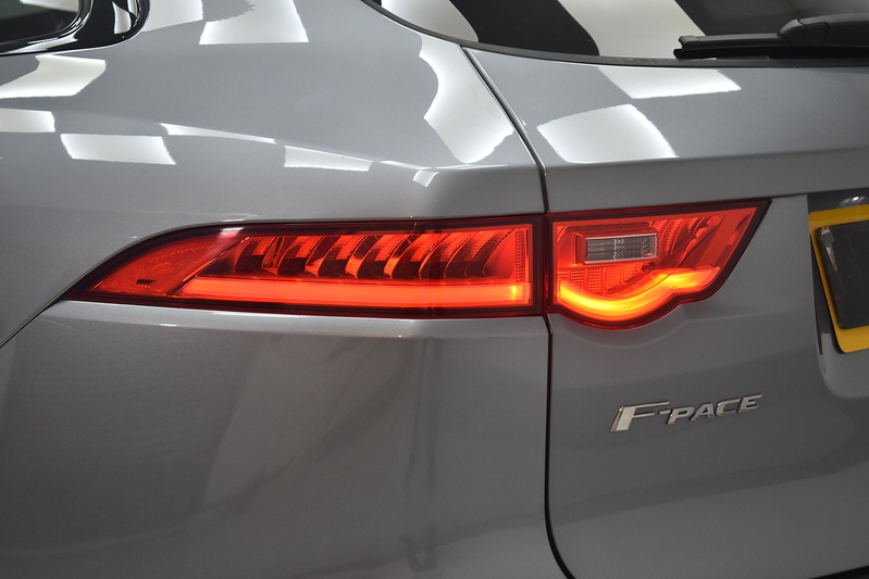 Jaguar F-PACE D180 Chequered Flag - U6315