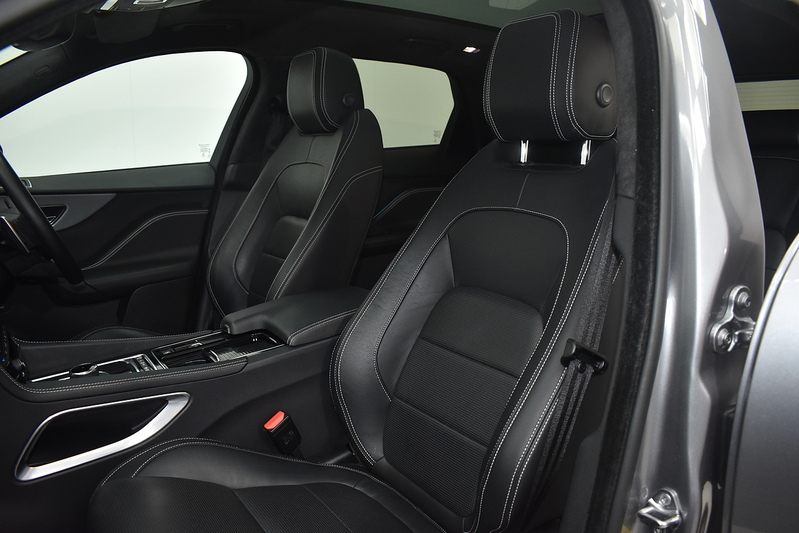Jaguar F-PACE D180 Chequered Flag - U6315