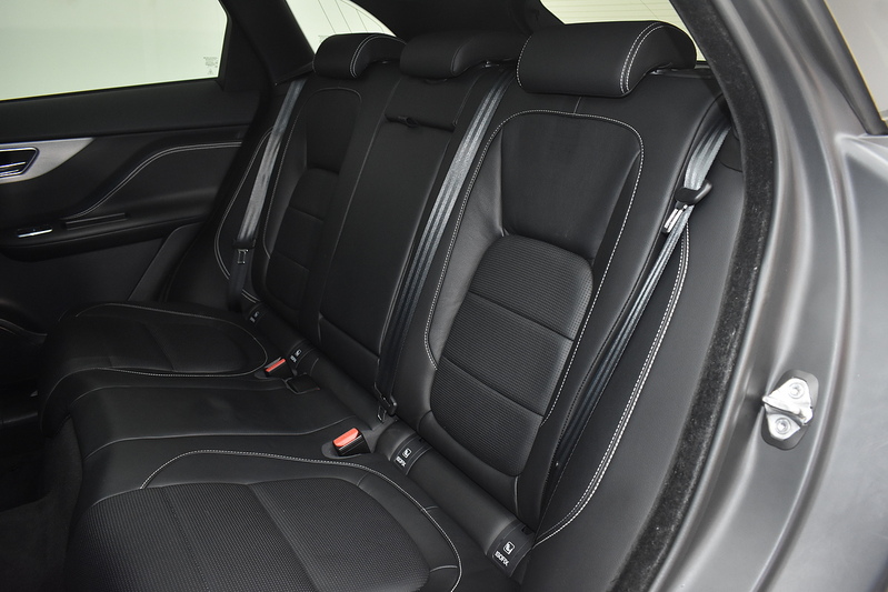 Jaguar F-PACE D180 Chequered Flag - U6315