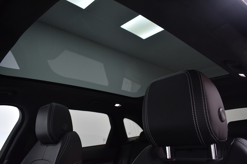Jaguar F-PACE D180 Chequered Flag - U6315