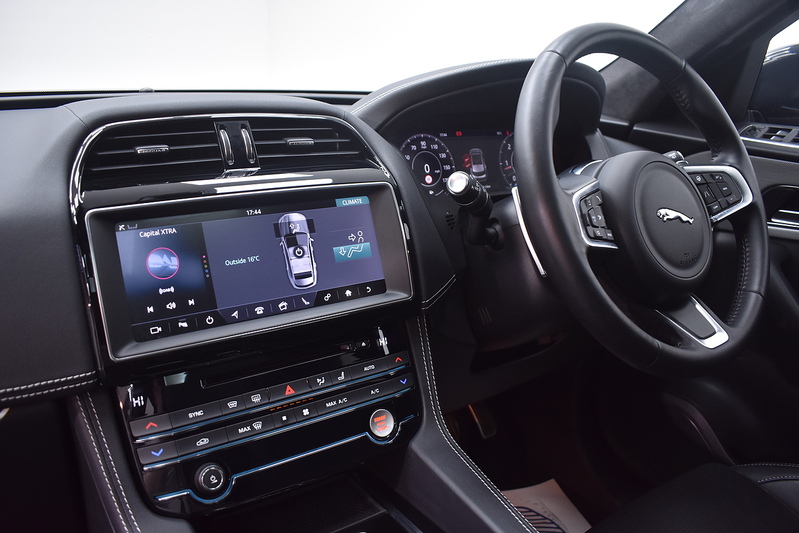 Jaguar F-PACE D180 Chequered Flag - U6315