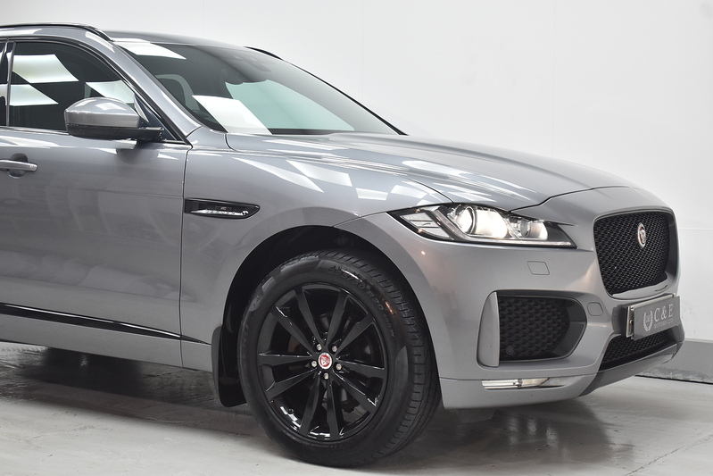 Jaguar F-PACE D180 Chequered Flag - U6315