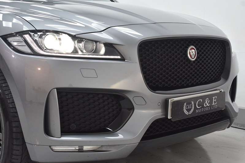 Jaguar F-PACE D180 Chequered Flag - U6315