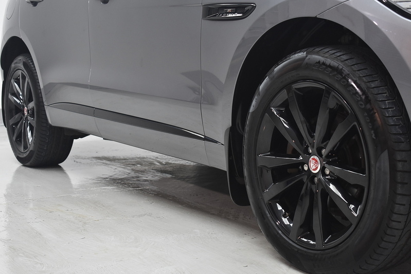 Jaguar F-PACE D180 Chequered Flag - U6315