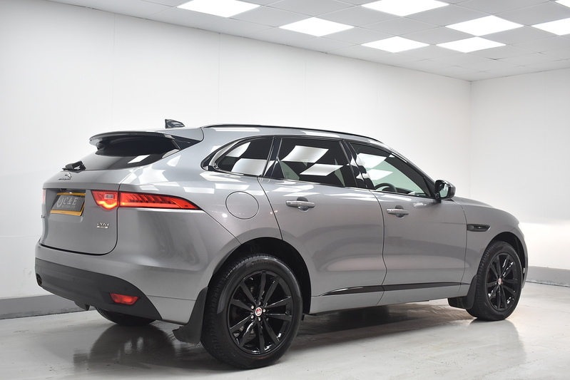Jaguar F-PACE D180 Chequered Flag - U6315