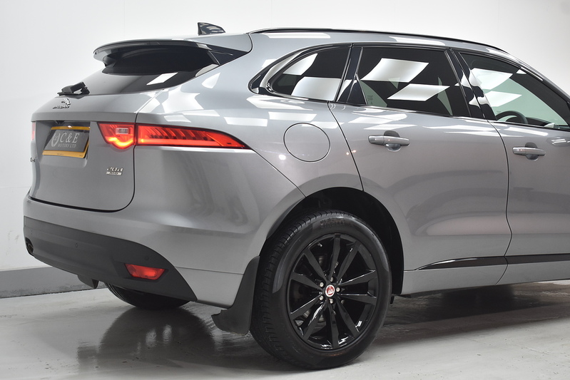 Jaguar F-PACE D180 Chequered Flag - U6315