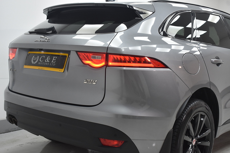 Jaguar F-PACE D180 Chequered Flag - U6315