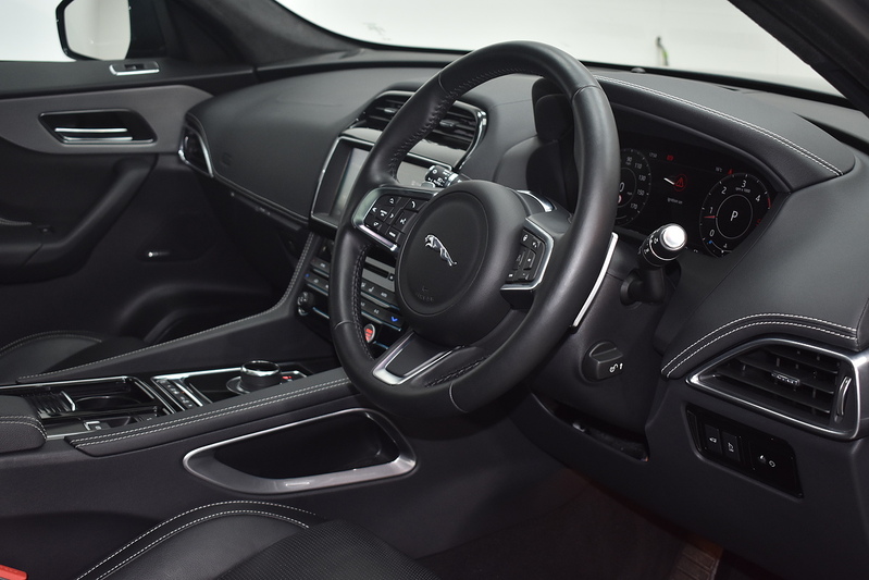 Jaguar F-PACE D180 Chequered Flag - U6315