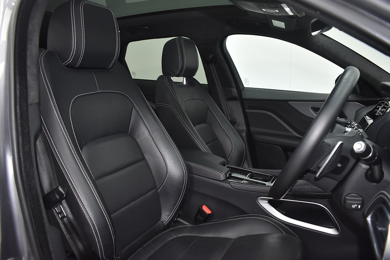 Jaguar F-PACE D180 Chequered Flag - U6315