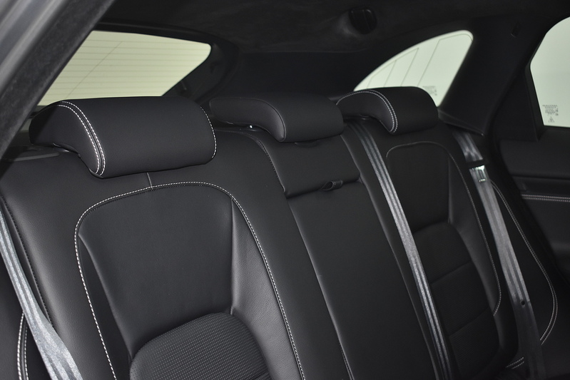 Jaguar F-PACE D180 Chequered Flag - U6315