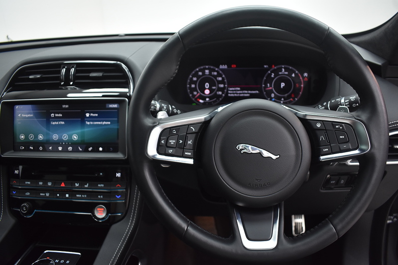 Jaguar F-PACE D180 Chequered Flag - U6315