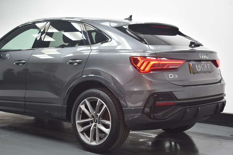 Audi Q3 TFSI CoD Black Edition - U6333