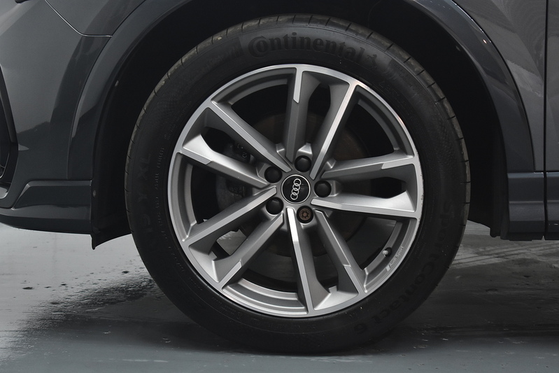 Audi Q3 TFSI CoD Black Edition - U6333