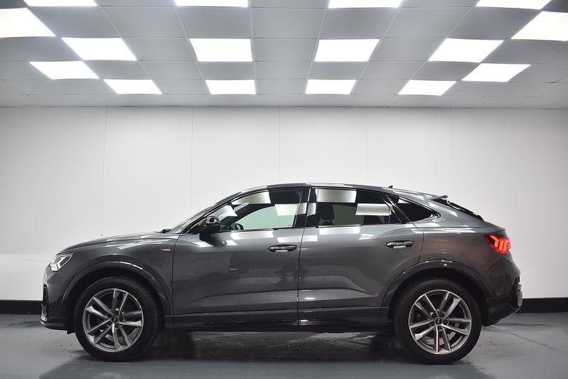 Audi Q3 TFSI CoD Black Edition - U6333