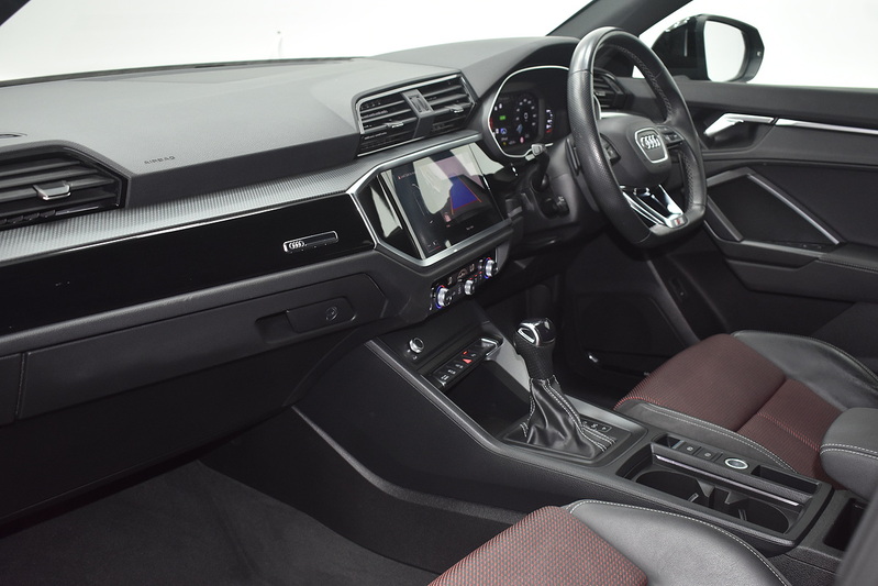 Audi Q3 TFSI CoD Black Edition - U6333