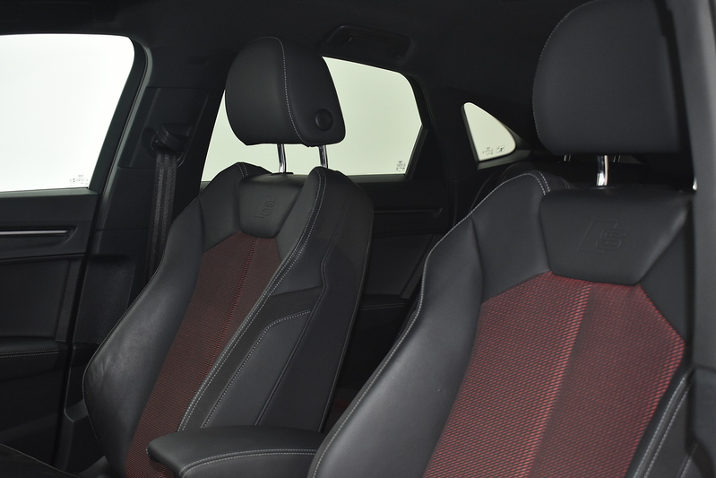 Audi Q3 TFSI CoD Black Edition - U6333