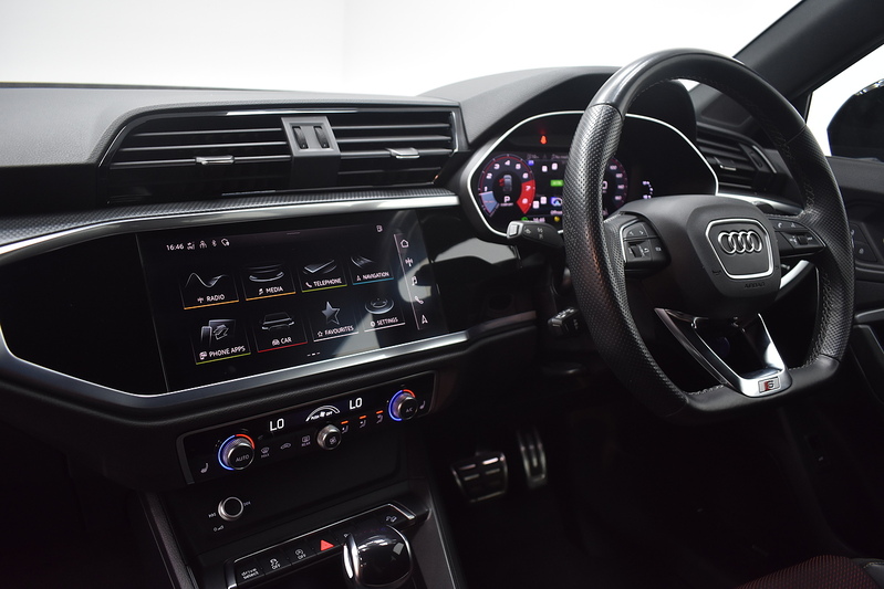 Audi Q3 TFSI CoD Black Edition - U6333