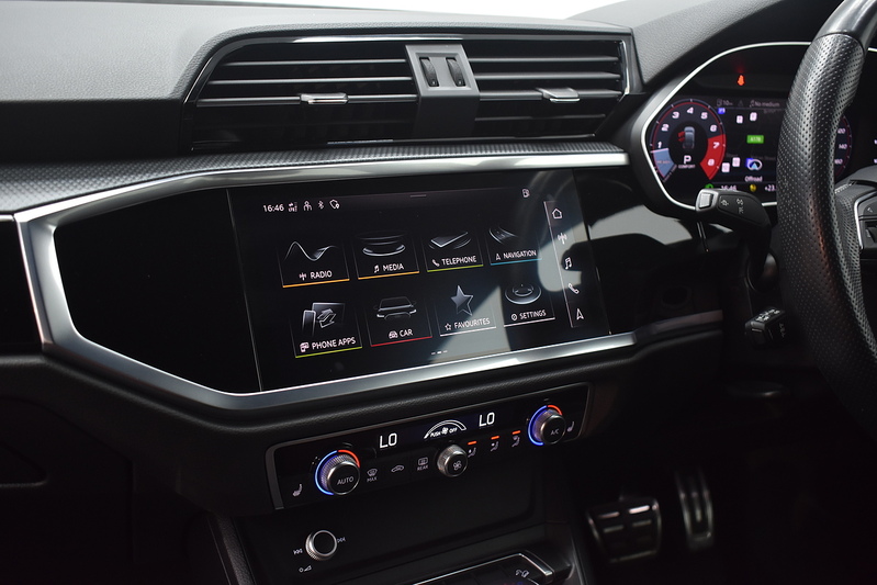 Audi Q3 TFSI CoD Black Edition - U6333