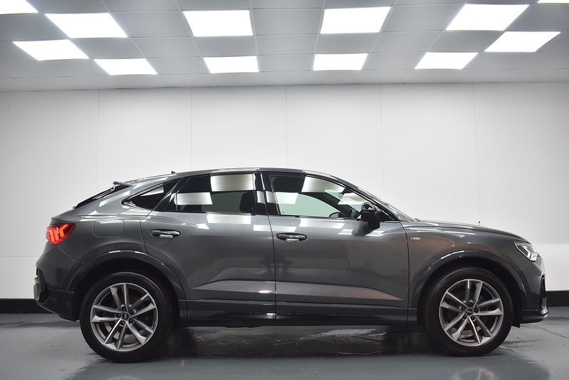 Audi Q3 TFSI CoD Black Edition - U6333