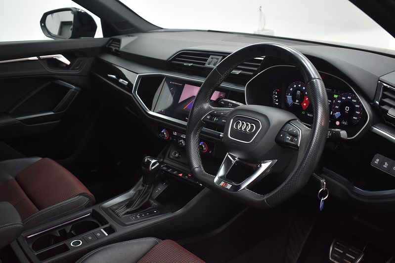 Audi Q3 TFSI CoD Black Edition - U6333
