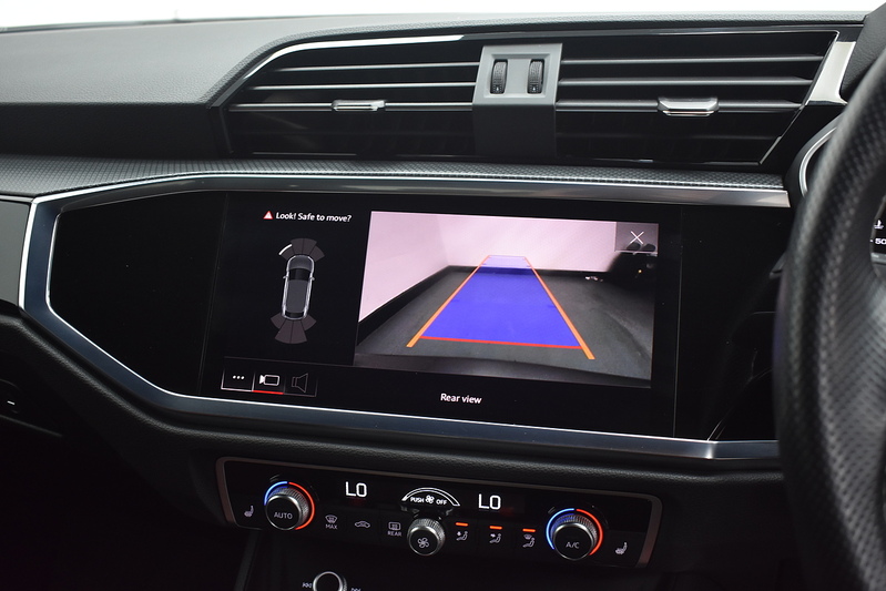 Audi Q3 TFSI CoD Black Edition - U6333