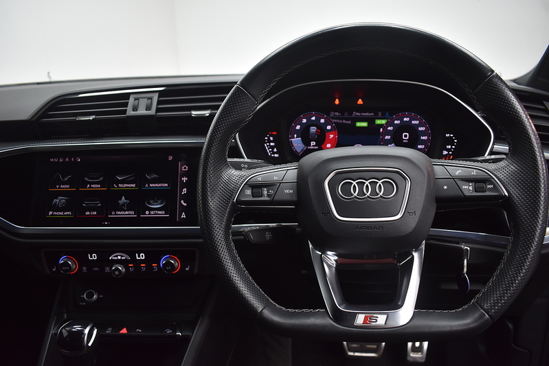 Audi Q3 TFSI CoD Black Edition - U6333