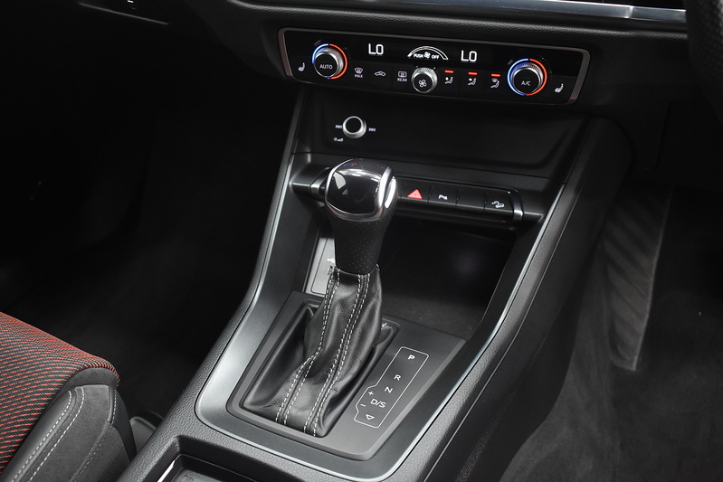Audi Q3 TFSI CoD Black Edition - U6333