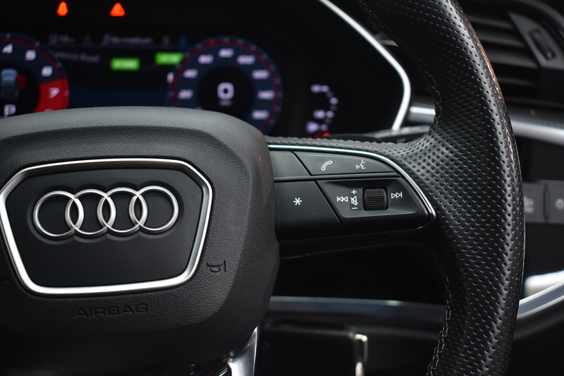 Audi Q3 TFSI CoD Black Edition - U6333