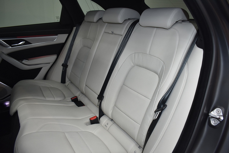 Jaguar F-PACE D200 MHEV R-Dynamic SE Black - U6340