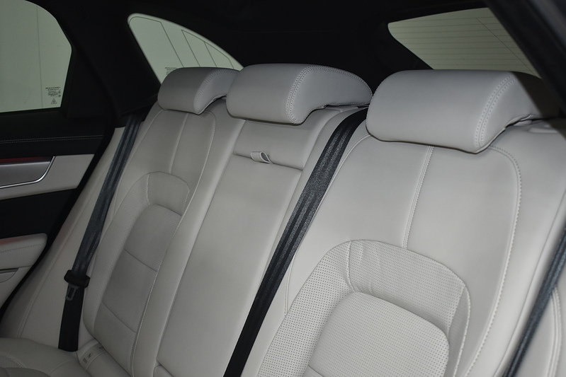 Jaguar F-PACE D200 MHEV R-Dynamic SE Black - U6340