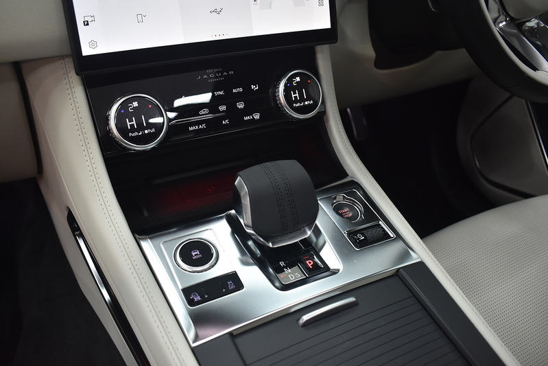 Jaguar F-PACE D200 MHEV R-Dynamic SE Black - U6340