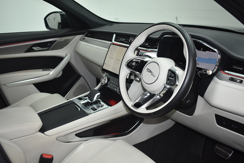Jaguar F-PACE D200 MHEV R-Dynamic SE Black - U6340