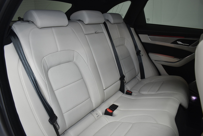 Jaguar F-PACE D200 MHEV R-Dynamic SE Black - U6340