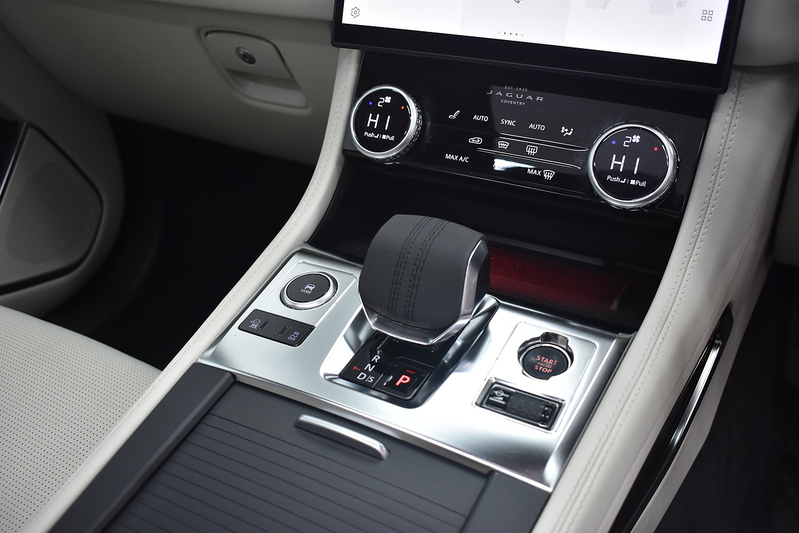 Jaguar F-PACE D200 MHEV R-Dynamic SE Black - U6340