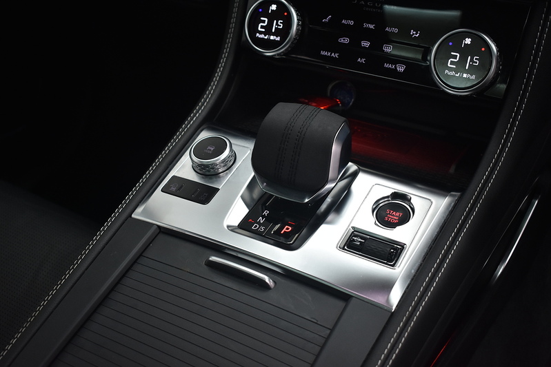 Jaguar F-PACE D200 MHEV R-Dynamic Black - U6345