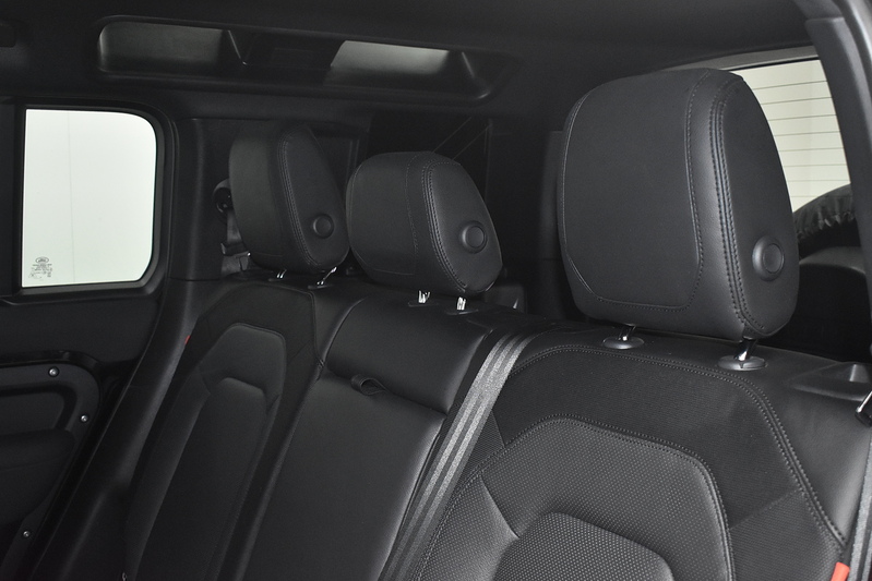 Land Rover Defender 110 D250 MHEV X-Dynamic S - U6365