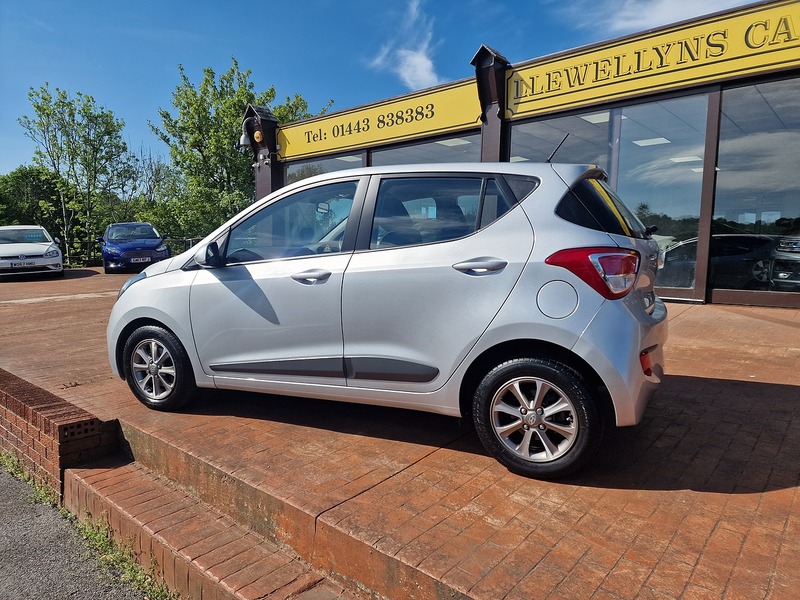 Hyundai 1.2 Premium Hatchback 5dr Petrol Manual Euro 5 (87 ps)