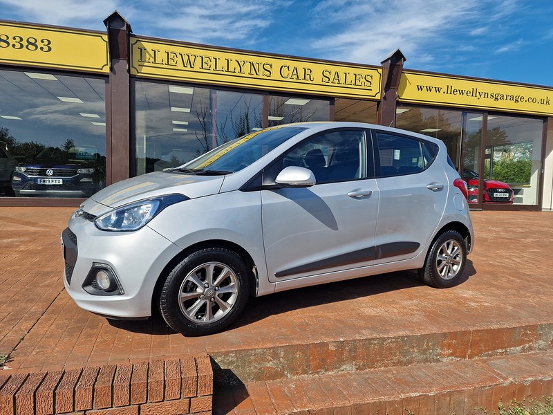 Hyundai 1.2 Premium Hatchback 5dr Petrol Manual Euro 5 (87 ps)